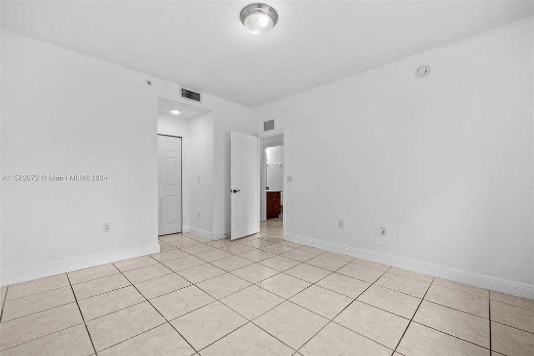 Active With Contract: $1,900 (1 beds, 1 baths, 800 Square Feet)