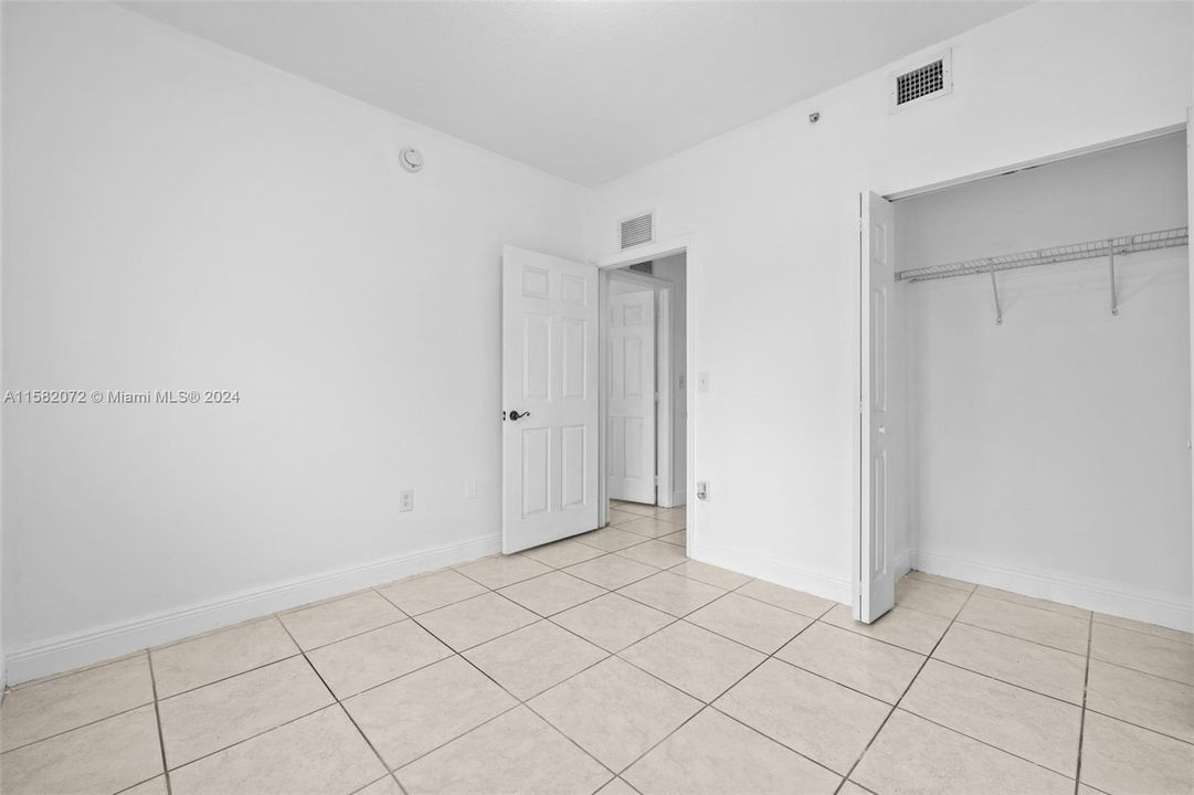Active With Contract: $1,900 (1 beds, 1 baths, 800 Square Feet)