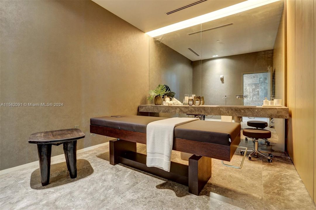 待售: $985,000 (2 贝兹, 2 浴室, 1067 平方英尺)