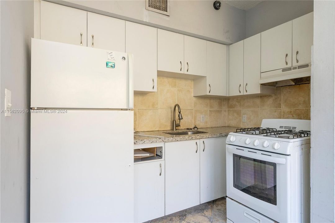 Active With Contract: $220,000 (2 beds, 2 baths, 580 Square Feet)