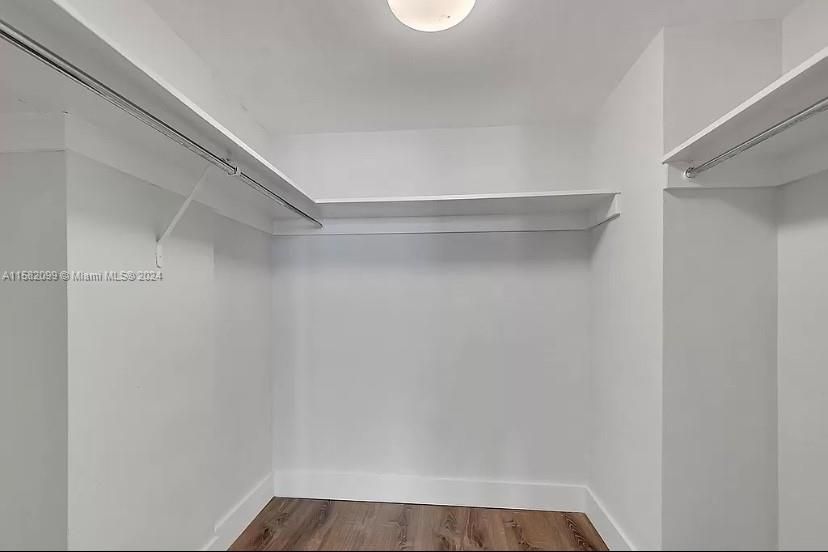 For Rent: $3,200 (1 beds, 1 baths, 980 Square Feet)