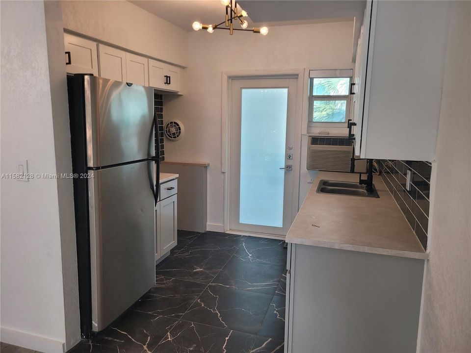 For Rent: $2,200 (1 beds, 1 baths, 950 Square Feet)