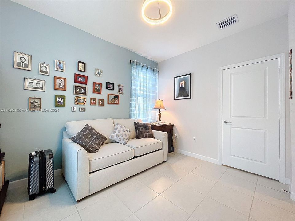 For Sale: $530,000 (3 beds, 3 baths, 1328 Square Feet)