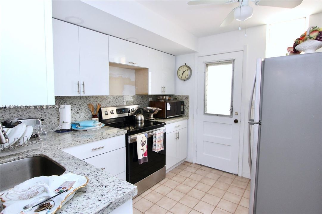 For Sale: $279,000 (1 beds, 1 baths, 810 Square Feet)