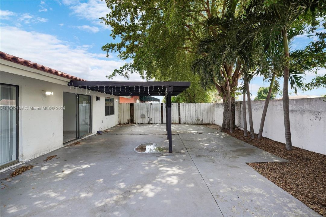 Active With Contract: $484,900 (4 beds, 2 baths, 1687 Square Feet)