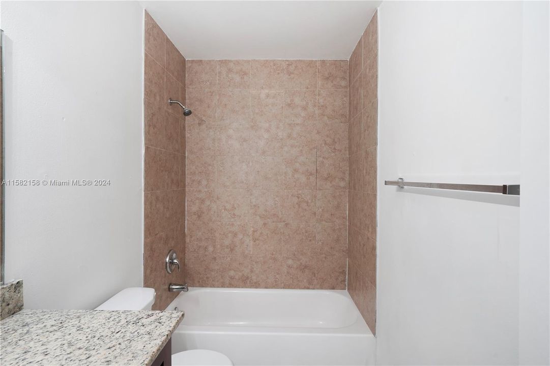 合同活跃: $484,900 (4 贝兹, 2 浴室, 1687 平方英尺)
