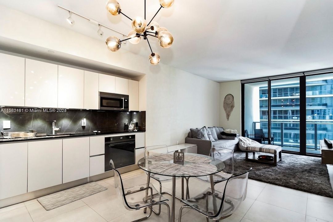 For Sale: $850,000 (1 beds, 1 baths, 759 Square Feet)