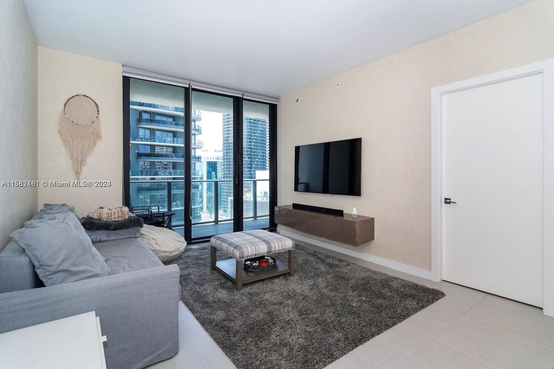 For Sale: $850,000 (1 beds, 1 baths, 759 Square Feet)