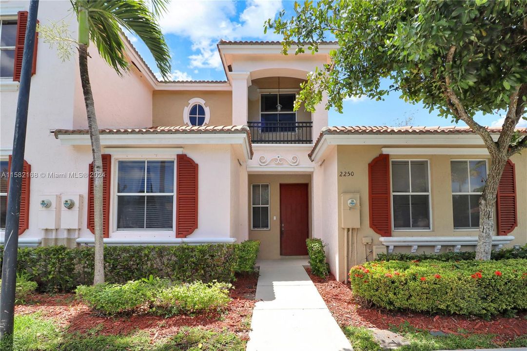 For Sale: $325,000 (3 beds, 3 baths, 1428 Square Feet)