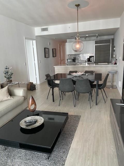 For Rent: $5,300 (2 beds, 2 baths, 1195 Square Feet)