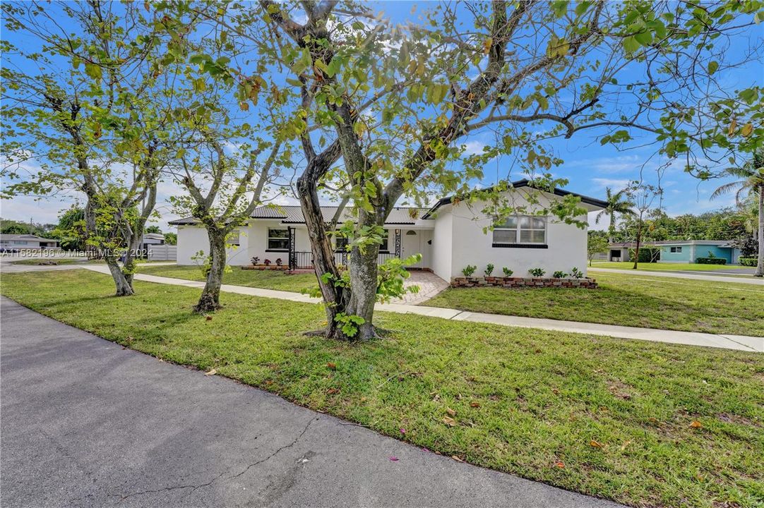 Recently Sold: $624,000 (3 beds, 2 baths, 1601 Square Feet)