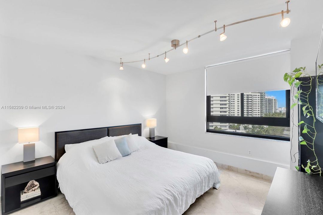 Active With Contract: $4,400 (2 beds, 2 baths, 1269 Square Feet)