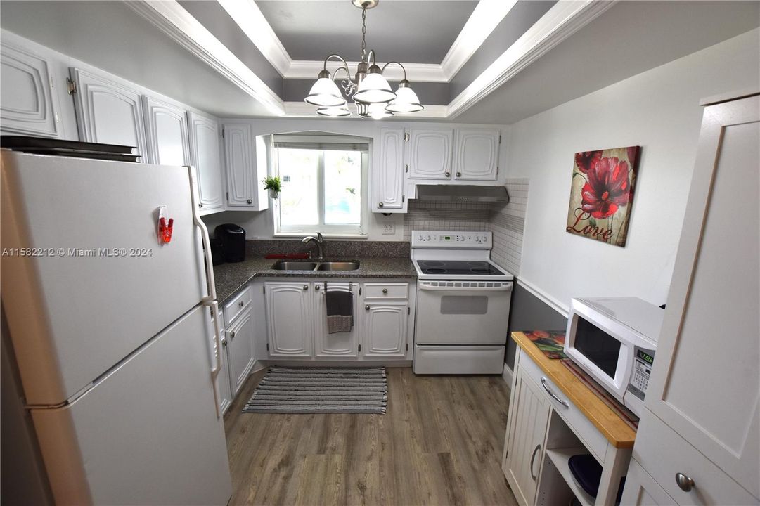 For Sale: $164,000 (2 beds, 1 baths, 829 Square Feet)
