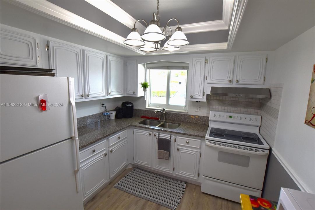 For Sale: $164,000 (2 beds, 1 baths, 829 Square Feet)
