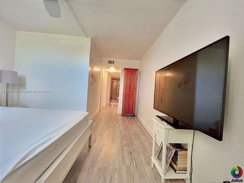 For Sale: $179,832 (1 beds, 1 baths, 960 Square Feet)