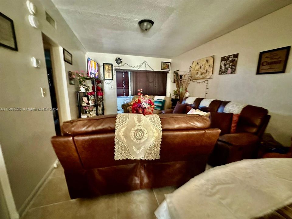For Sale: $99,000 (1 beds, 1 baths, 660 Square Feet)