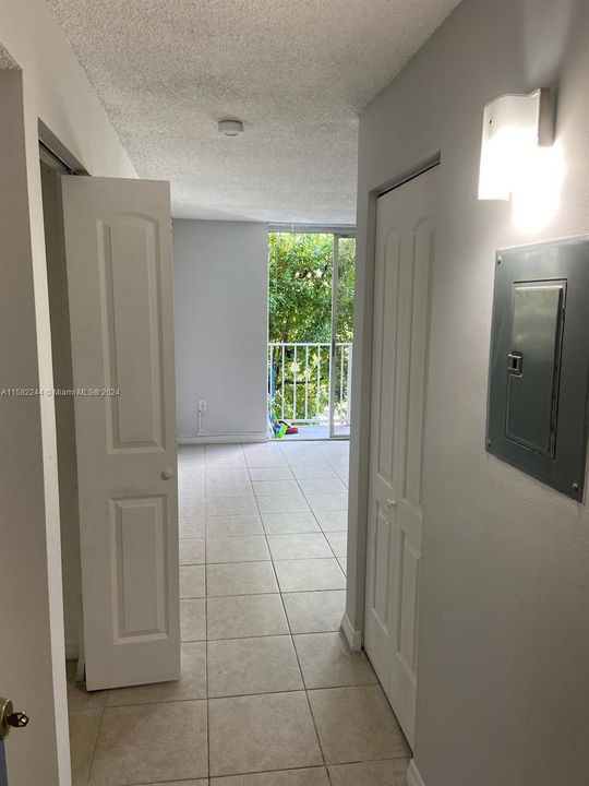 For Rent: $1,900 (1 beds, 1 baths, 634 Square Feet)