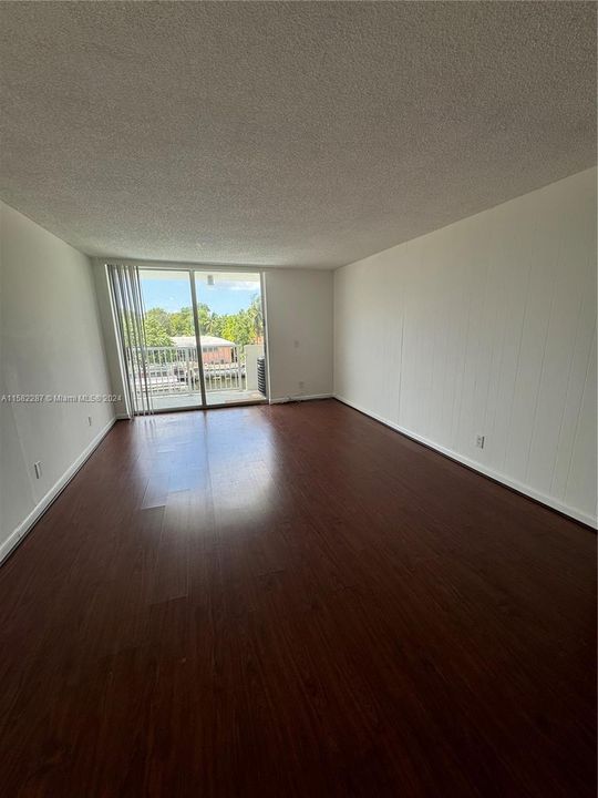 Recently Rented: $1,800 (1 beds, 1 baths, 807 Square Feet)