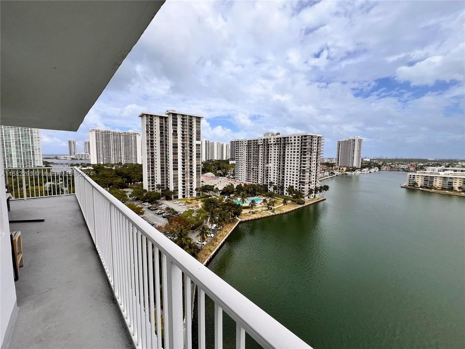 For Sale: $449,000 (2 beds, 2 baths, 1693 Square Feet)