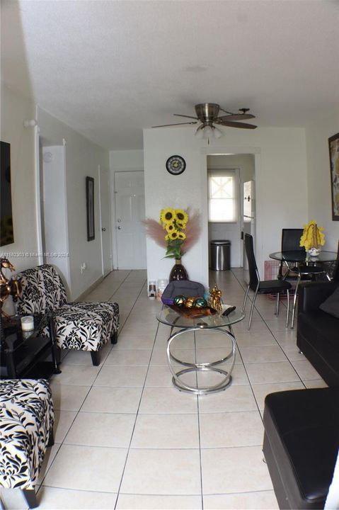 For Sale: $270,000 (2 beds, 1 baths, 641 Square Feet)