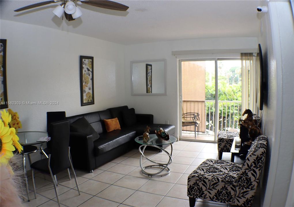 For Sale: $270,000 (2 beds, 1 baths, 641 Square Feet)