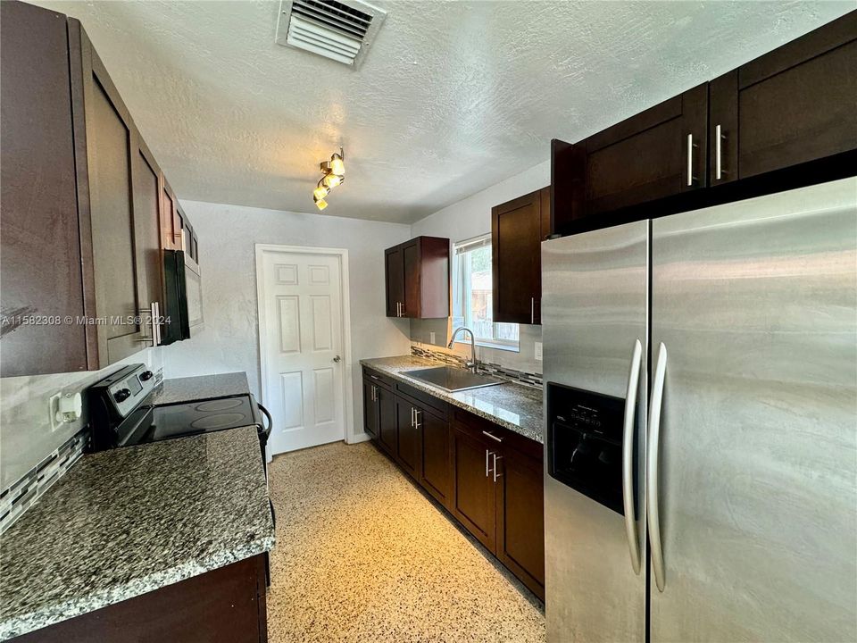 Active With Contract: $3,150 (3 beds, 2 baths, 1222 Square Feet)