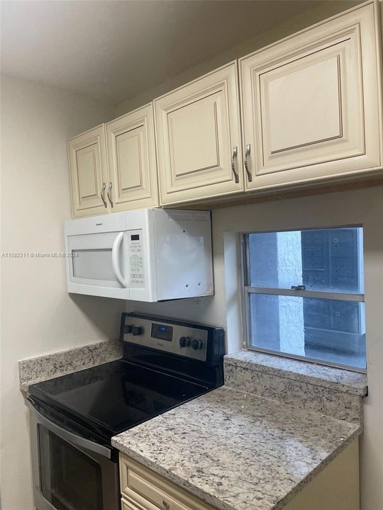 For Rent: $1,800 (1 beds, 1 baths, 700 Square Feet)