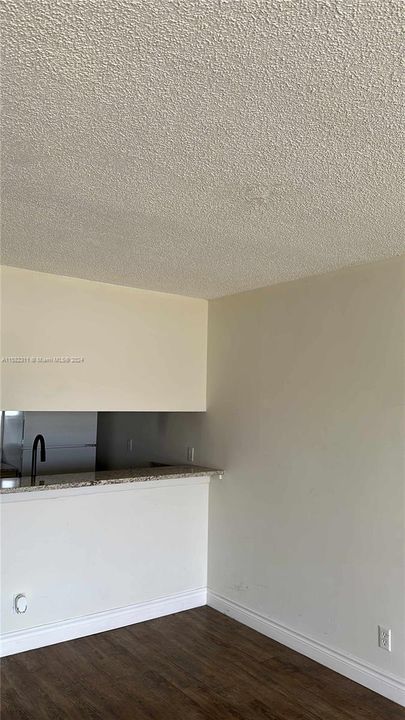 For Rent: $1,800 (1 beds, 1 baths, 700 Square Feet)