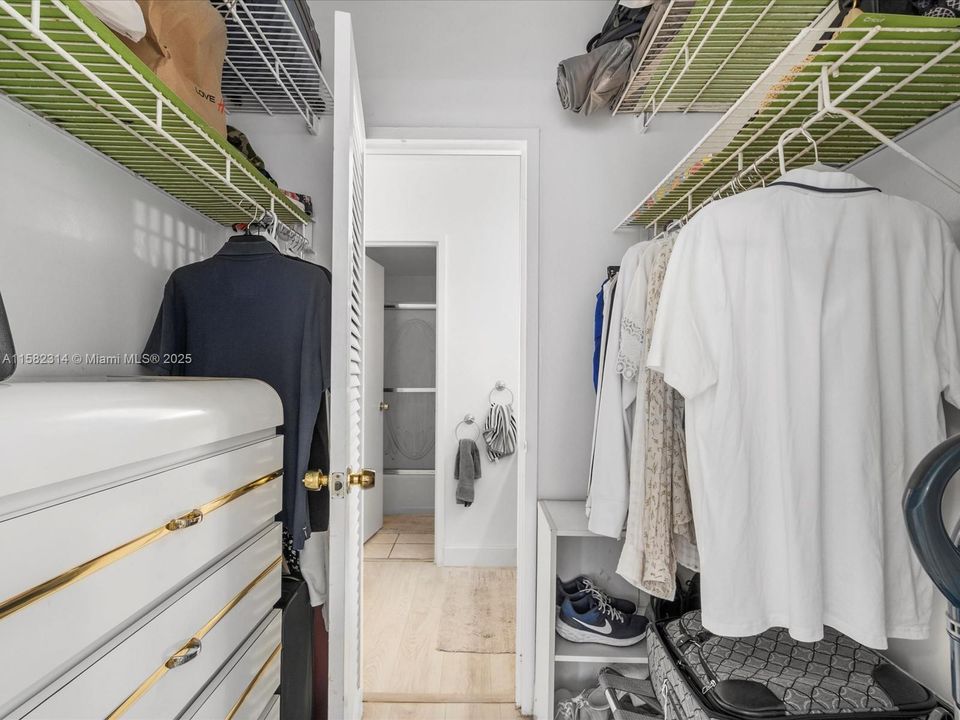 For Sale: $467,500 (1 beds, 1 baths, 550 Square Feet)