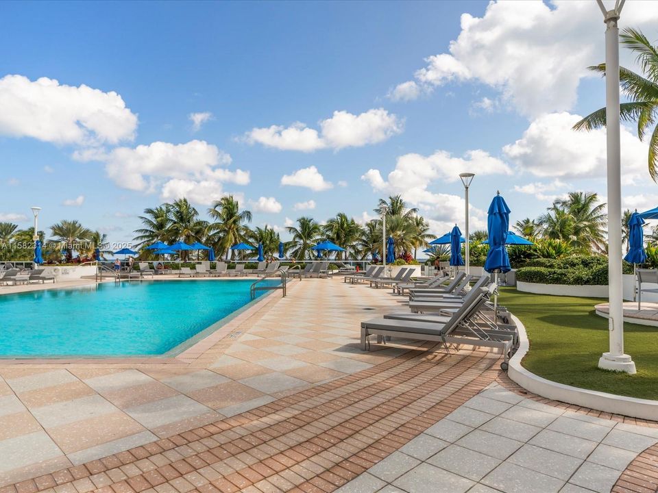 For Sale: $467,500 (1 beds, 1 baths, 550 Square Feet)