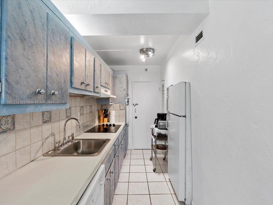 For Sale: $487,000 (1 beds, 1 baths, 550 Square Feet)