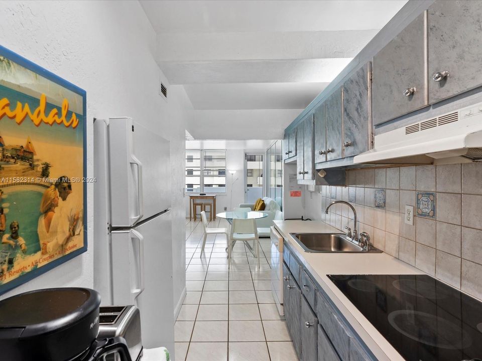 For Sale: $487,000 (1 beds, 1 baths, 550 Square Feet)