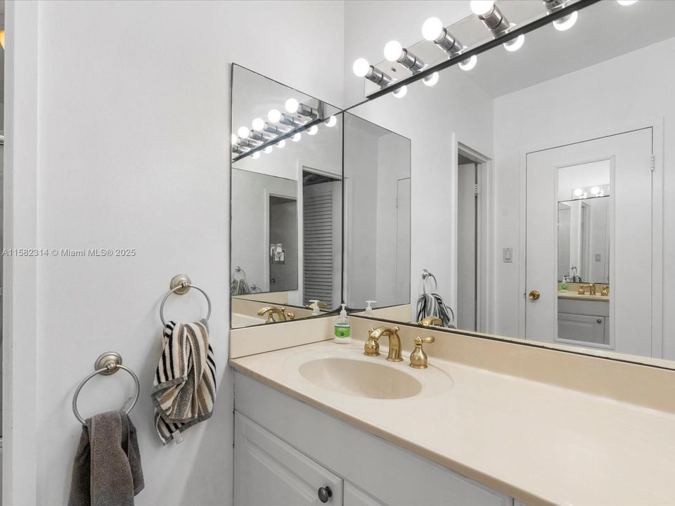 For Sale: $467,500 (1 beds, 1 baths, 550 Square Feet)