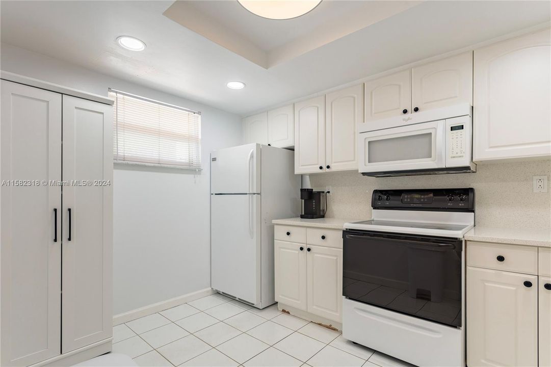 For Sale: $199,000 (1 beds, 1 baths, 835 Square Feet)