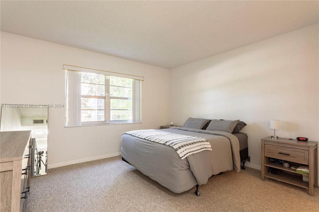For Sale: $199,000 (1 beds, 1 baths, 835 Square Feet)