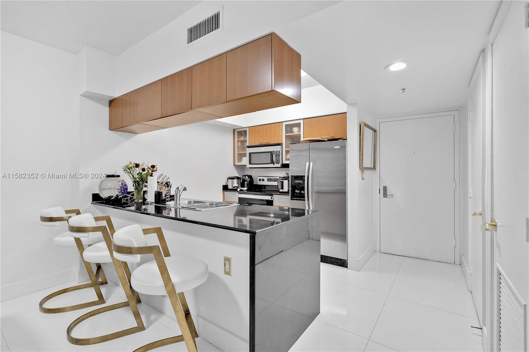 For Sale: $468,000 (1 beds, 1 baths, 825 Square Feet)