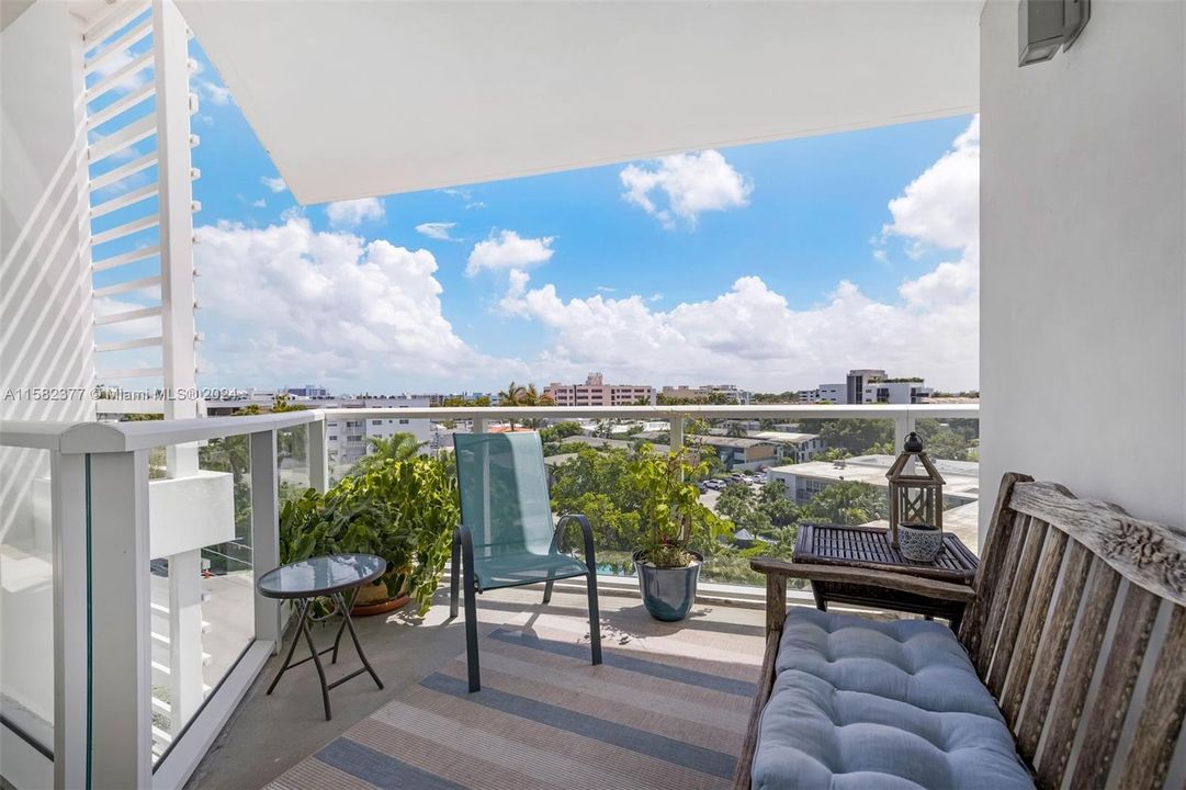 For Sale: $759,000 (2 beds, 2 baths, 947 Square Feet)
