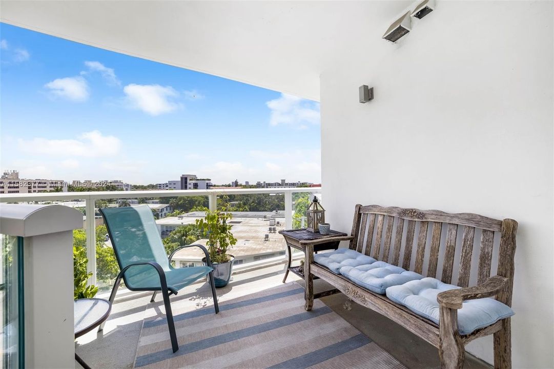 Active With Contract: $759,000 (2 beds, 2 baths, 947 Square Feet)