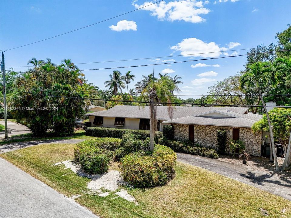 Active With Contract: $1,150,000 (4 beds, 2 baths, 2422 Square Feet)