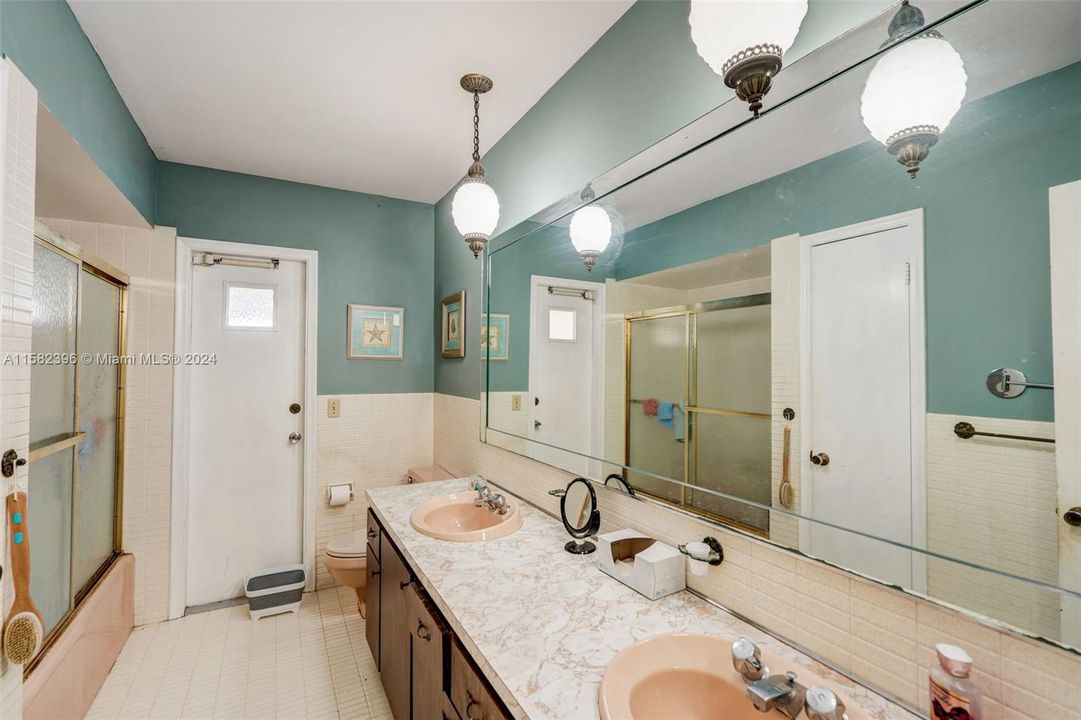 Active With Contract: $1,150,000 (4 beds, 2 baths, 2422 Square Feet)