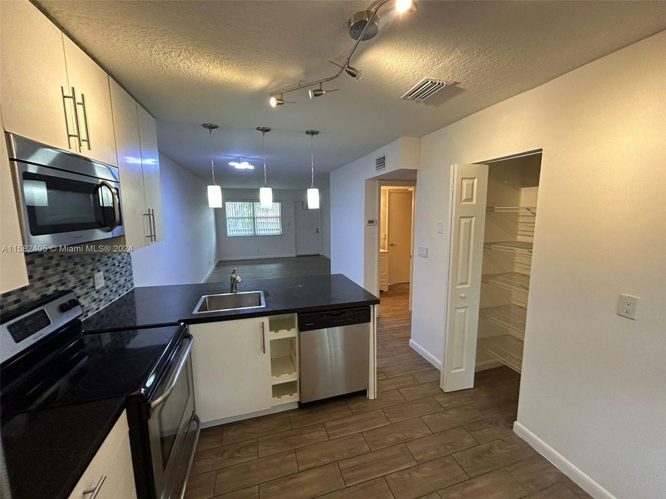 Recently Rented: $2,200 (2 beds, 1 baths, 1000 Square Feet)