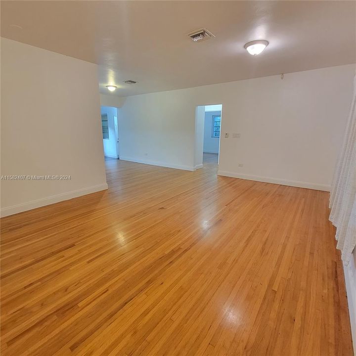 Active With Contract: $3,100 (2 beds, 1 baths, 1064 Square Feet)