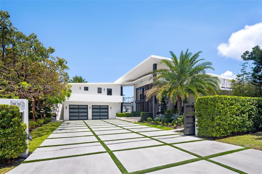 For Sale: $12,995,000 (6 beds, 7 baths, 5671 Square Feet)