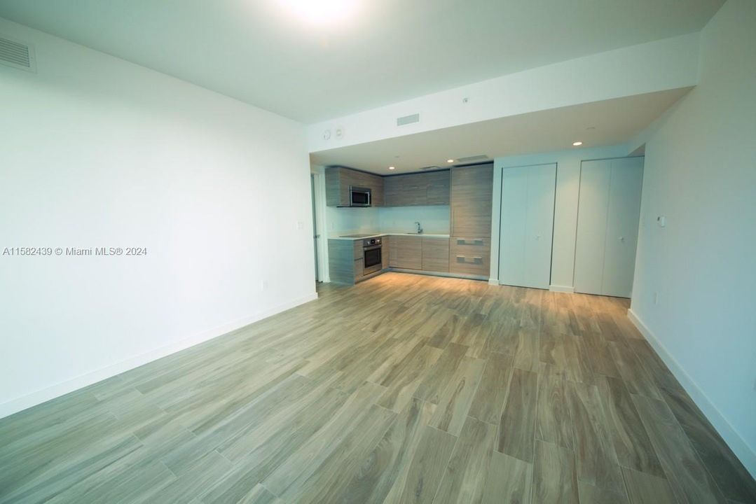 For Rent: $3,400 (1 beds, 1 baths, 570 Square Feet)