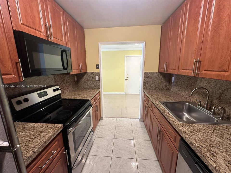 For Sale: $285,000 (2 beds, 2 baths, 955 Square Feet)