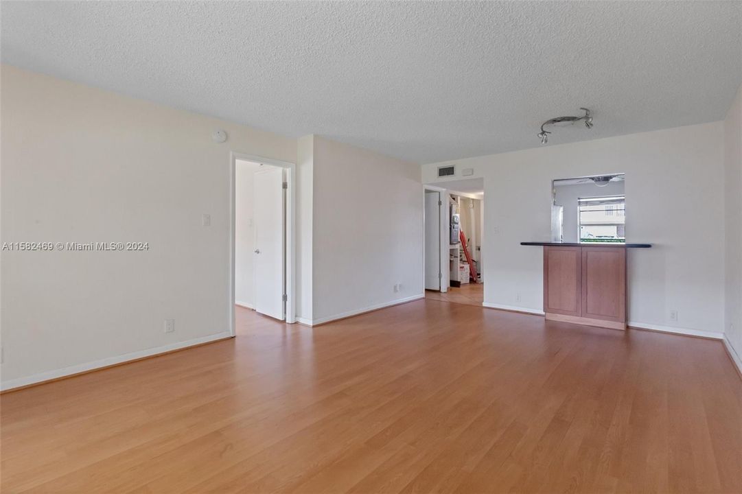 For Sale: $152,000 (2 beds, 2 baths, 990 Square Feet)