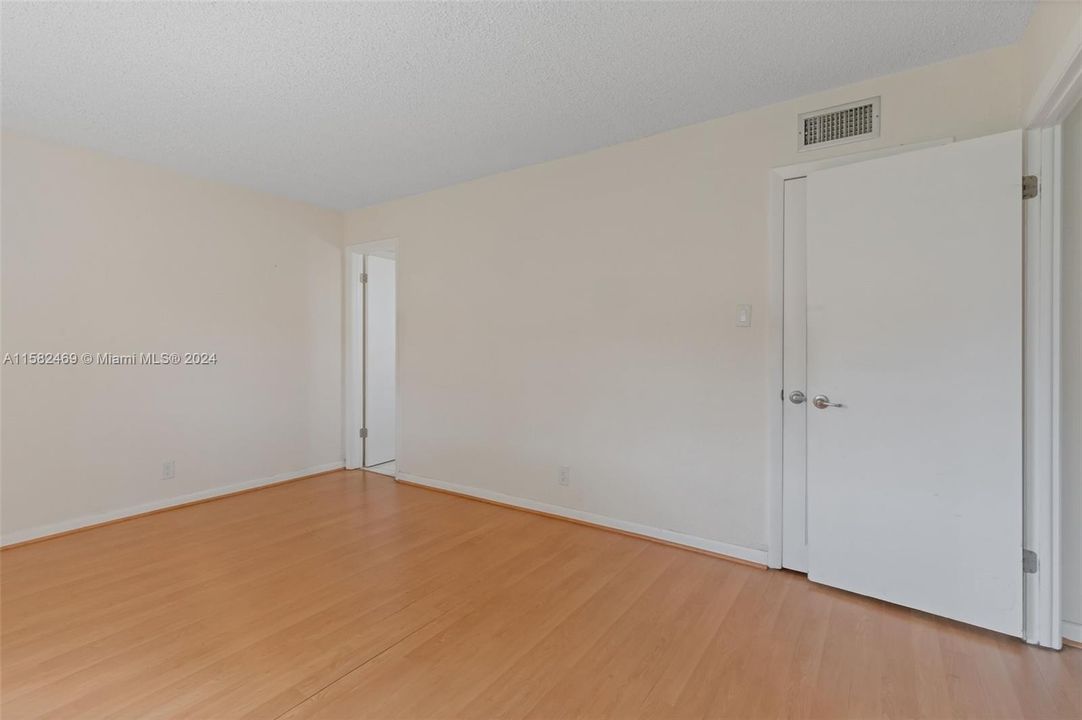 For Sale: $152,000 (2 beds, 2 baths, 990 Square Feet)