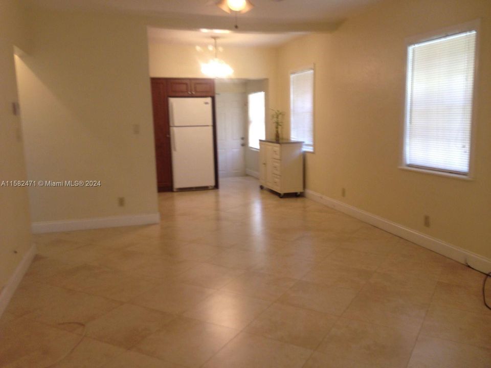 For Rent: $2,100 (2 beds, 1 baths, 1207 Square Feet)