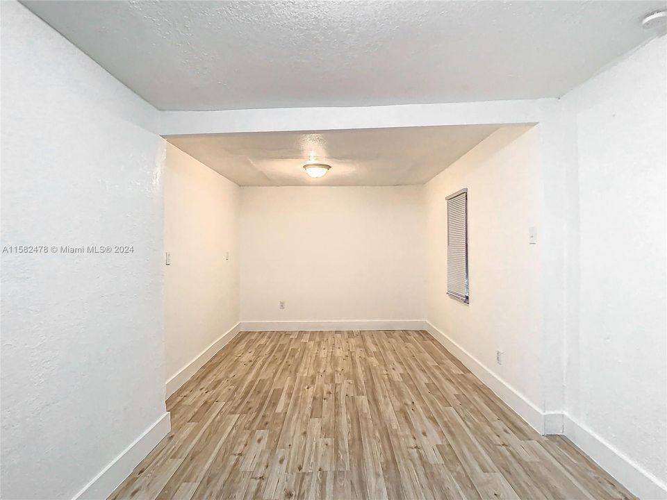 For Sale: $199,900 (2 beds, 1 baths, 744 Square Feet)