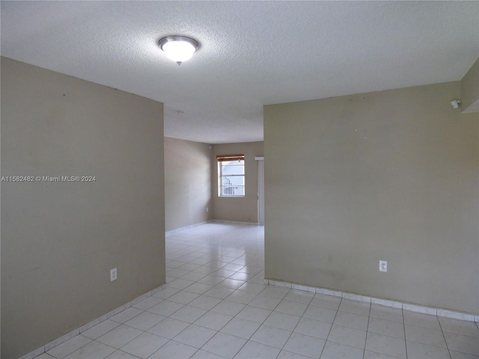 For Sale: $279,900 (2 beds, 2 baths, 897 Square Feet)